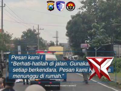 RESPON CEPAT POLSEK WONOAYU EVAKUASI KORBAN LAKA LANTAS