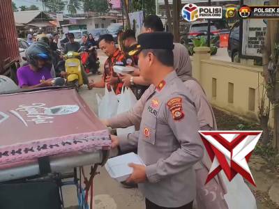 Wujud Kepedulian, Polsek Sako Bagikan Ratusan Paket Takjil di JI. Sematang