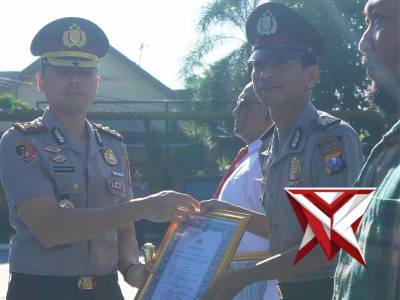 Polres Pacitan melaksanakan apel pagi yang dirangkaikan dengan upacara kenaikan pangkat penghargaan