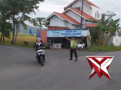 Anggota Polsek Alian melaksanakan giat pengaturan arus lalin disimpang Jatimulyo Kecamatan Alian