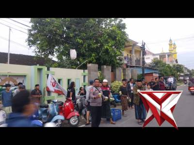 Kapolsek Ujungpangkah Bagi Takjil Bersama Komunitas Vespa