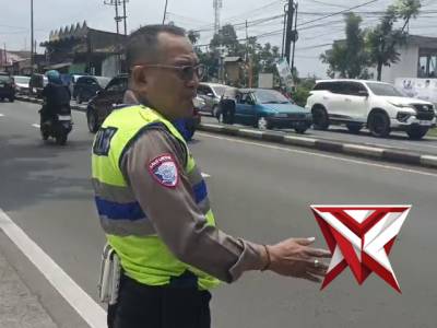 Anggota Polsek Lawang Aipda Mas Edi Efendi Lakukan Evakuasi mobil mogok karena mesin panas