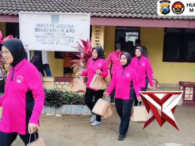 Polres Tuban melalui Polsek Montong bagi takjil kepada pengguna jalan