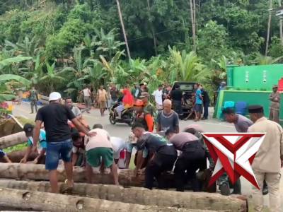 SAT SAMAPTA POLRES SULA GOTONG ROYONG BANGUN KEMBALI JEMBATAN RUSAK DI DESA BEGA