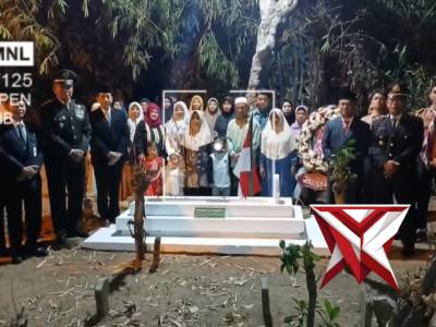 Tabur Bunga ke Makam Pejuang