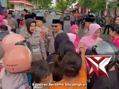Bagi takjil Polres Blitar Kota