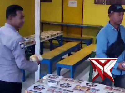 Berbagi Takjil Gratis oleh Personil Polsek Burneh Polres Bangkalan di Bulan Suci Ramadhan