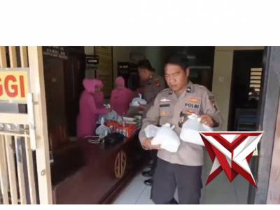 Polsek saronggi berbagi - PoliceTube