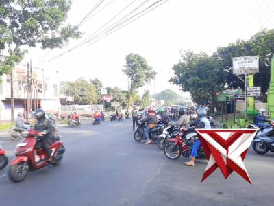 Personil Polsek Lawang Lakukan Pelayanan Rutin Pengaturan Lalu Lintas di Pagi hari di Daerah Lawang