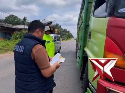 PENYEKATAN KENDARAAN SUMBU  3 POLSEK TUNGKAL JAYA