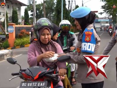 Menginspirasi! Kapolres Muara Enim Turun Langsung ke Jalan, Bagikan Takjil Penuh Kehangatan