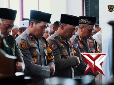 Menjemput Kemuliaan dalam Pengabdian: Momen Khusyuk Kapolda Sumsel & UAS di Masjid Assa&rsquo;adah