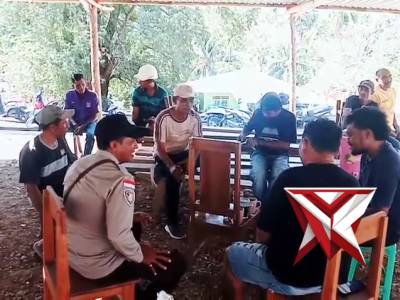 Bhabinkamtibmas polsek kisar melaksanakan sambang ke warga binaannya