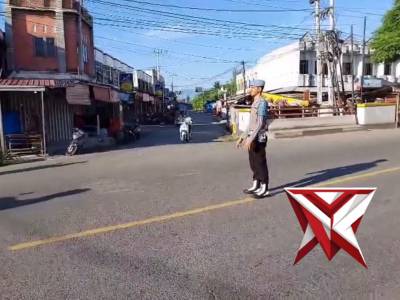 Personil Polsek Grong&sup2; Polres Pidie Polda Aceh Melaks Protap 01 memberikan Pelayanan Kepada Masyarak