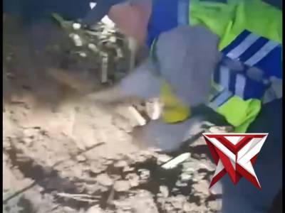 LONGSOR JALUR DI DESA BATEALIT PAK BHABIN BANTU BUKA JALUR