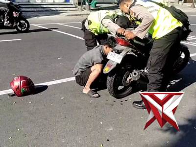 Anggota Polresta Surakarta membantu korban laka