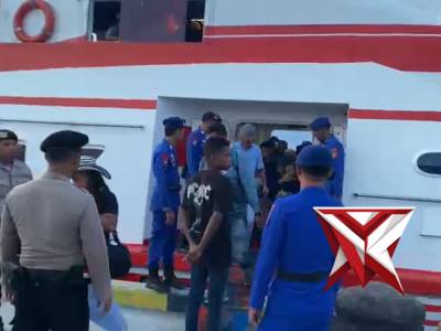 Pengamanan di  pelabuhan Amahai oleh petugas Kp3 dan Satpolairud Polres Malteng