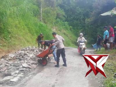 Sinergitas Polri dengan Paguyupan Sopir Ngrayun melaksanakan Kerja Bhakti