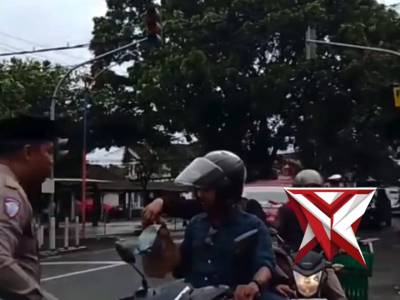 Satlantas bagi takjil di depan Mapolres Magetan