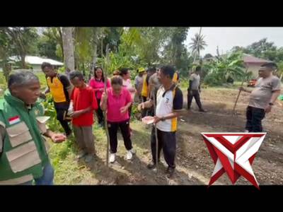 Kapolsek Leihitu Barat melakukan penanaman jagung bersama - PoliceTube