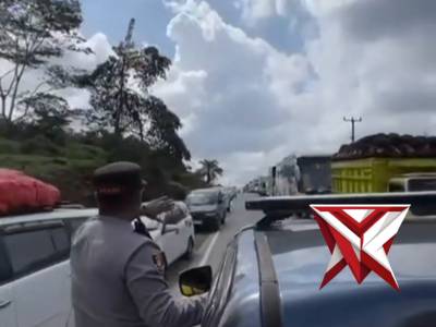 Polisi Berjibaku Urai Kemacetan di Jalur Lintas Timur, Pemudik Apresiasi Pelayanan Humanis
