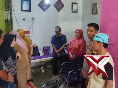 Giat Bhabinkamtibmas Ke Rumah Warga Yang Sakit Bersama Anggota Kelurahan