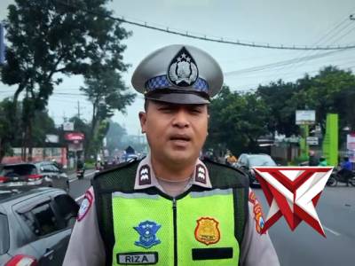 Aiptu Riza Menyampaikan live report Pagi hari di Jalan Raya Lawang Kec. Lawang