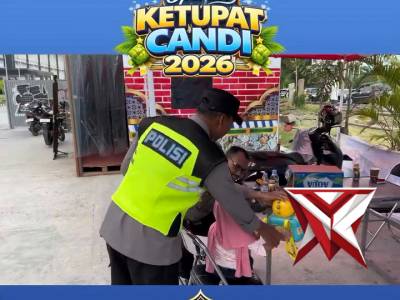 Di tengah ramainya arus mudik Lebaran, seorang ayah tetap berdiri menjalankan tugasnya