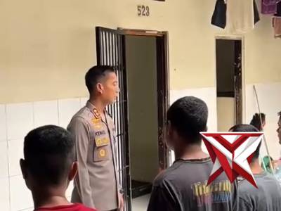 Kapolres Madiun berbagi kebersamaan dan kepedulian dengan para tahanan melalui kegiatan buka puasa b