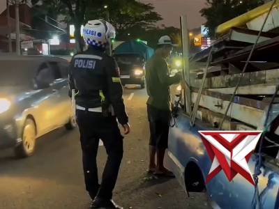 Polisi bantu pengaturan arus kendaraan Mobil mogok patah as mobil di Brumbung Wonogiri