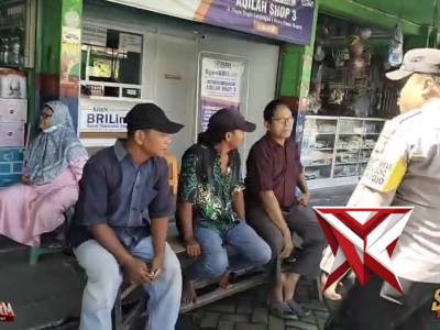 Bhabinkamtibmas Polsek Sugio memberikan Himbauan berhati-hati terhadap Pencurian Kendaraan Bermotor - PoliceTube