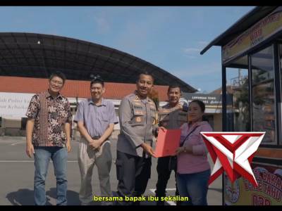 Semangat Ramadan, Ratusan Warga Terima Rombong Usaha dan Sembako dari Polres Kediri - PoliceTube