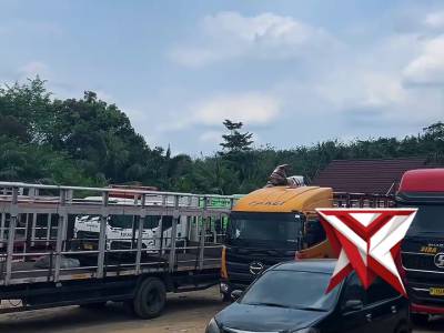 Pengantongan Kendaraan Sumbu 3 Oleh Polsek Tungkal Jaya Untuk Meminimalisir Kepadatan Di Jalan Raya