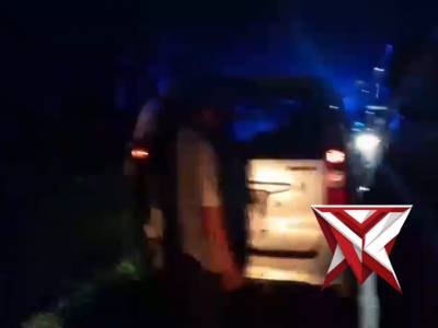 Membantu pengemudi yang mengalami pecah ban