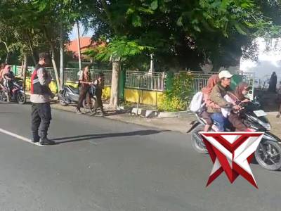 PENGATURAN ARUS LALU LINTAS DI DEPAN SEKOLAH SMPN 1 GALIS - PoliceTube