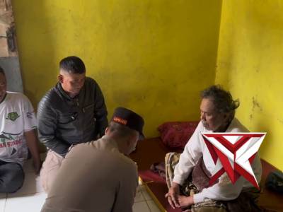 Laksanakan Tugas Sambang Kemanusiaan, Wujud Kepedulian Polri kepada Warga Sakit di desa Sukamenak