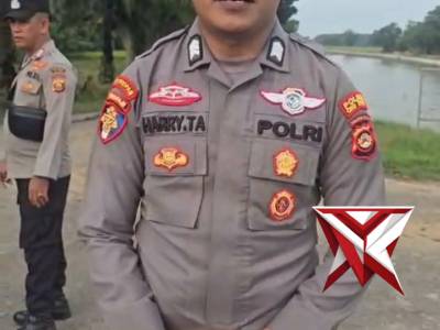 ANGGOTA POLSEK BP PELIUNG MELAKUKAN PENGATURAN LALIN DI SEPUTARAN TANGGUL IRIGASI
