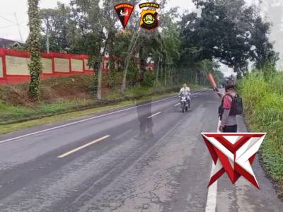 Personel Batalyon B Pelopor Satbrimobda Sumsel melaksanakan Gatur Lalin di depan Markas Batalyon B