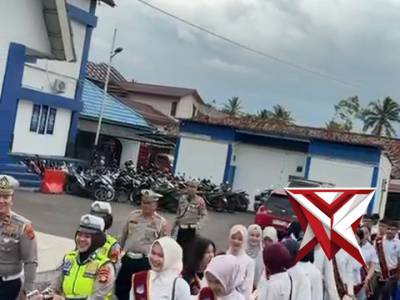 Kegiatan Pembagian takjil oleh sat lantas polres pagar alam