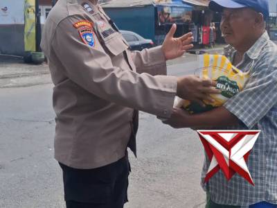 Polsek Wiyung Bhabinkamtibnas berbagi sembako gratis