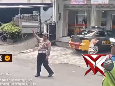 Truk Mogok Picu Kemacetan di Simpang Srikandi, Tim URC SIGAP Polsek Singaraja Gerak Cepat Evakuasi