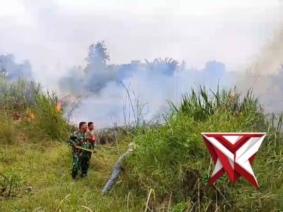 Personil Polsek Grong&sup2; Polres Pidie Polda Aceh Bersama Masyarakat Memadamkan Api Kebakaran Lahan War