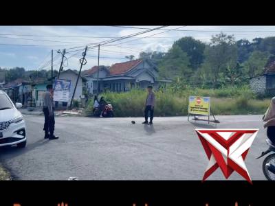 Anggota Polsek Pasean melaksanakan pengalihan arus lalu lintas