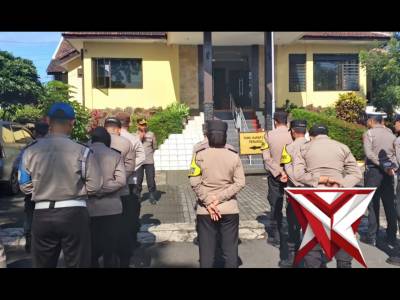 Apel Pagi dan pengecekan sarana prasarana organik di bawah pimpinan Kapolsek Lawang