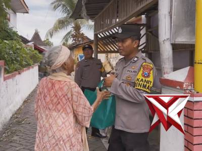 Berbagi Nasi Kotak dengan sasaran DDS kepada Fakir miskin. - PoliceTube