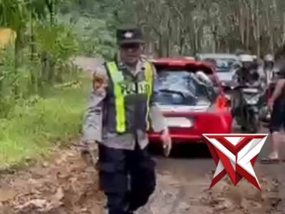 Momen saat personel ops ketupat musim 2026 polsek merapi polres lahat memberikan pelayanan