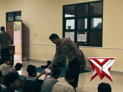 Sat Binmas Polresta Banyumas bagikan takjil untuk buka puasa.