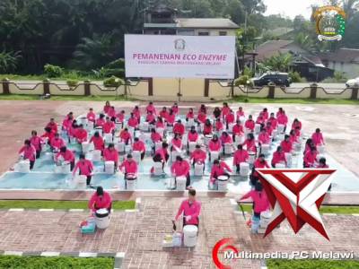 Hasil Panen Eco Enzyme merupakan wujud komitmen Bhayangkari