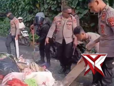 aksi bersih-bersih sampah menumpuk di jalan yang melibatkan anggota kepolisian (Polri)