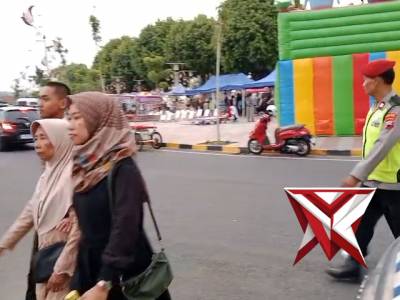 Personil Pos Terpadu Alun2 Kebumen membantu masyarakat